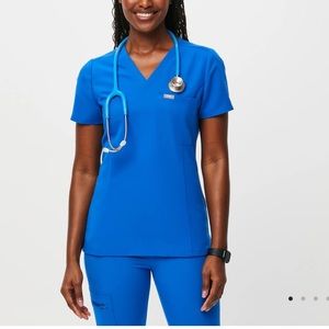 Figs M one pocket scrub top “slim catarina”.